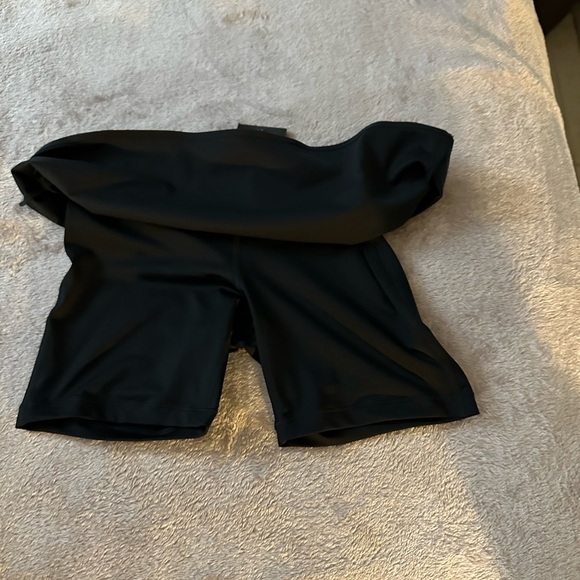 Girls NWT tennis skirt with built in shorts. Could be worn as a women’s Small. - Picture 6 of 10